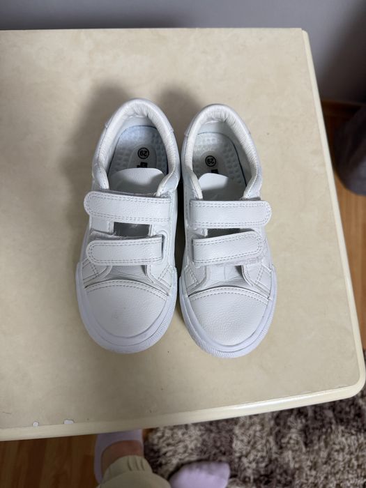 Для хлопчика білі кеди