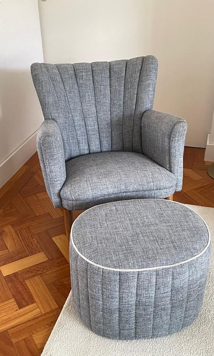 Par de poltronas em tecido com pufs para os pés desenhadas por arquiteto elegantes e confortaveis com pés em nogueira