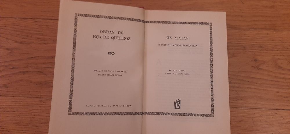2 livros encadernados de Eça de Queiroz