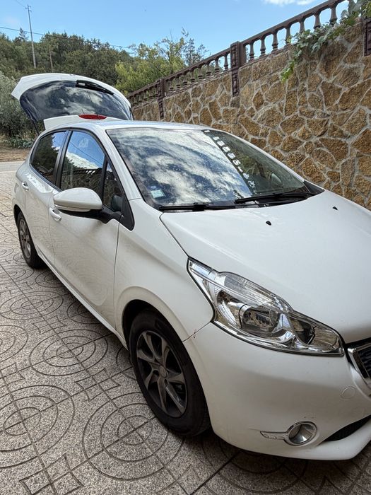 Carro Peugeot 208