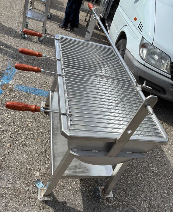 Churrasqueira móvel em inox (com grelhas e espeto)