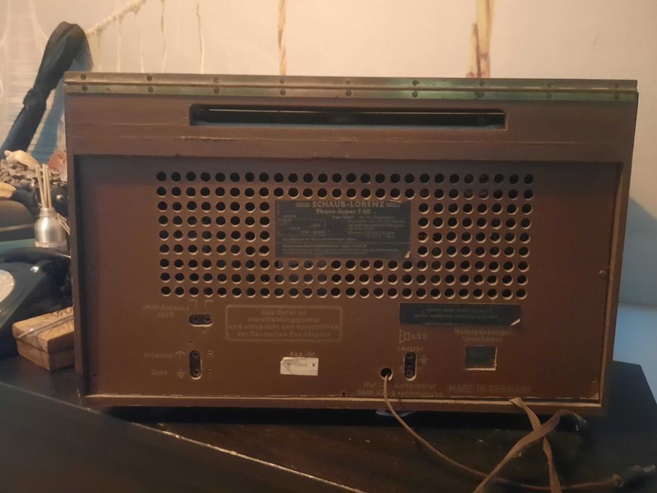 Radio e giradiscos antigo
