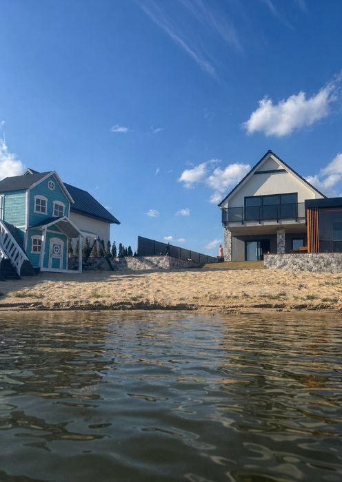 Przytulny domek nad jeziorem z prywatną plażą sauną i jacuzzi