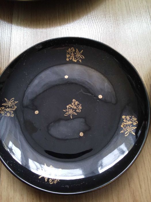 Czarne talerzyki deserowe wraz z paterą. Pruszków. Pięć z innym wzorem