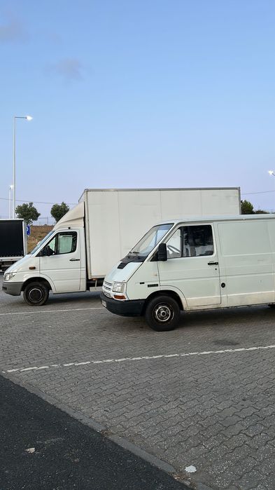 Serviços de transporte de veiculos e mercadorias