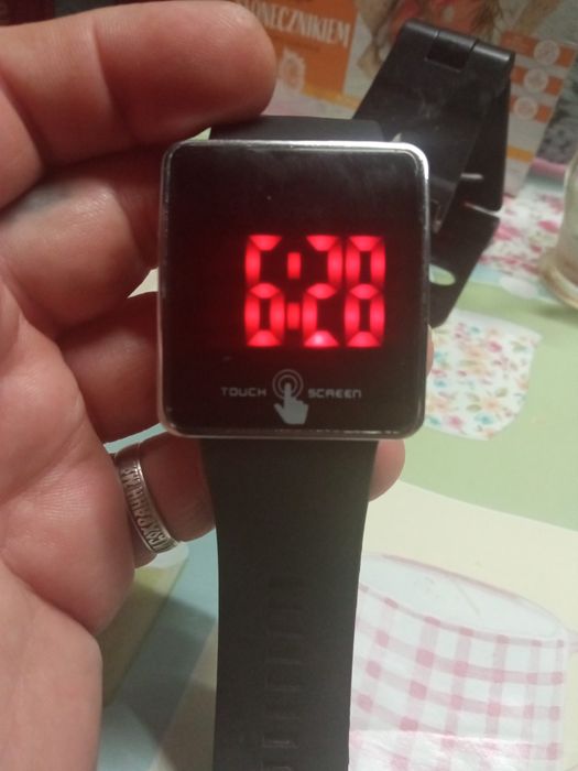 Продам стильные часы