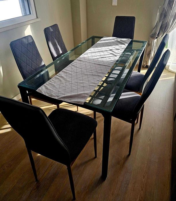 Mesa de jantar com tampo em vidro disponível em Glória do Ribatejo