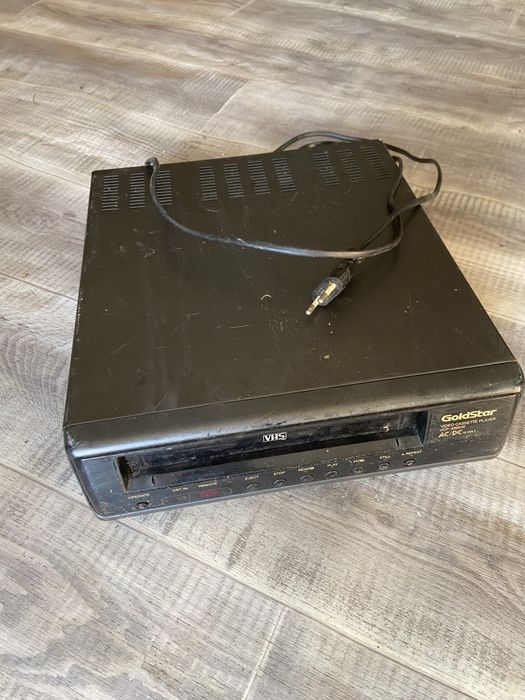 Продам касетний відеомагнітофон. Бу. Робочий.