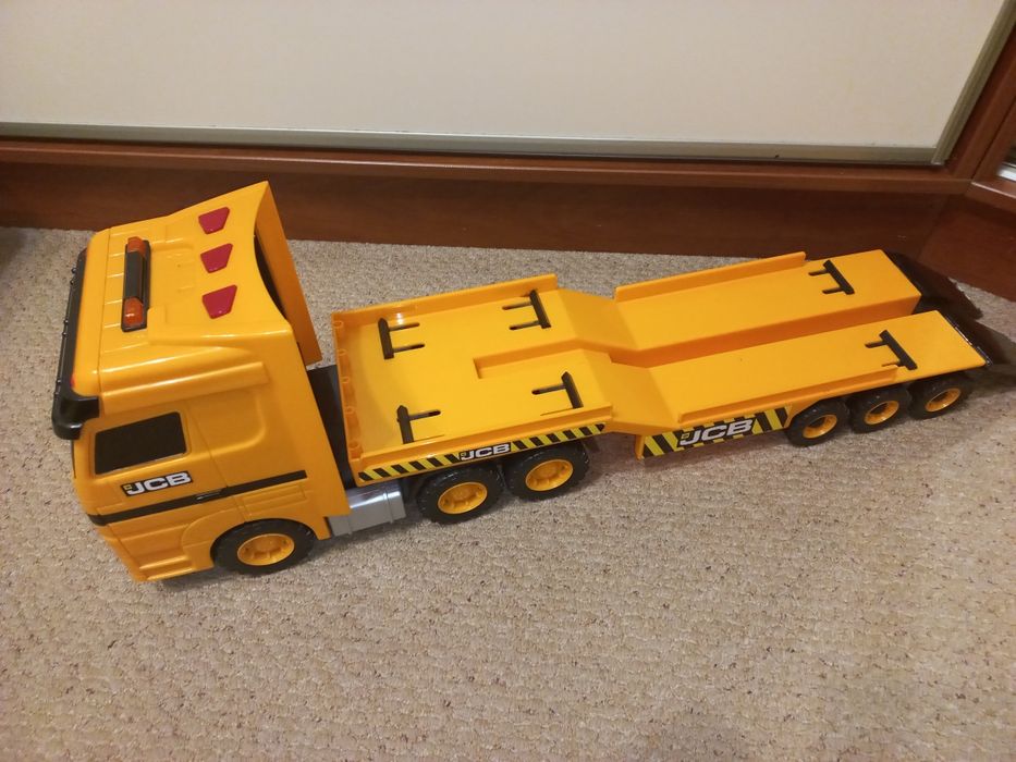 Іграшковий великий тягач JCB.