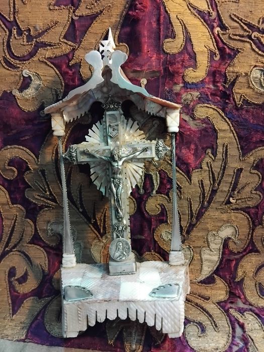 Crucifixo em prata e madrepérola antigo