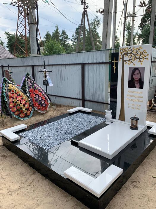 Пам’ятник або комплекс з граніту або мармуру в Києві та області.