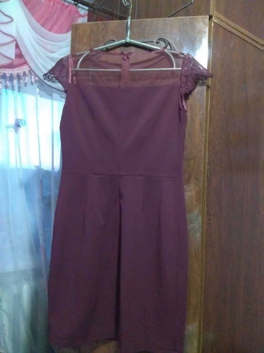 Красивое платье цвета марсала