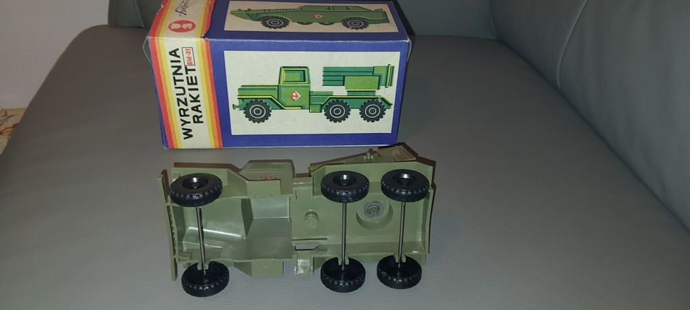Auto wyrzutnia rakiet z pudełkiem Prl Nowe