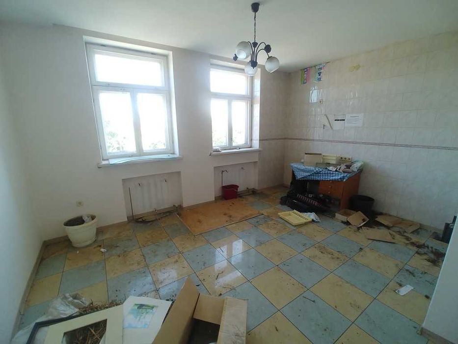 Окрема будівля, Центр.