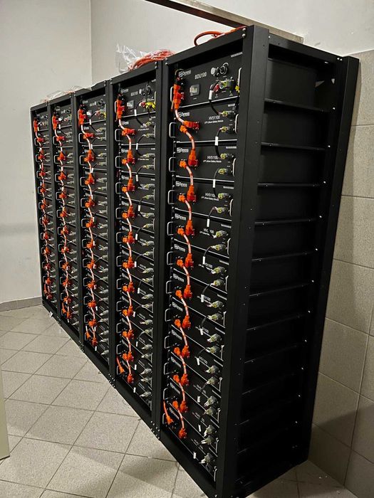 Встановлення гібридних інверторів і АКБ резервне живлення дома