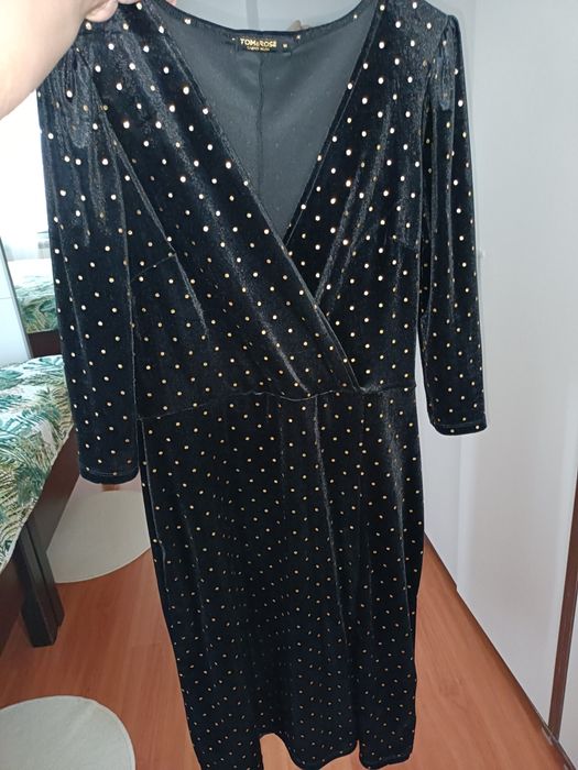 Mała czarna w złote kropki