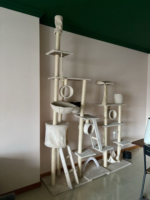 Arvore para gatos grande de cor bege