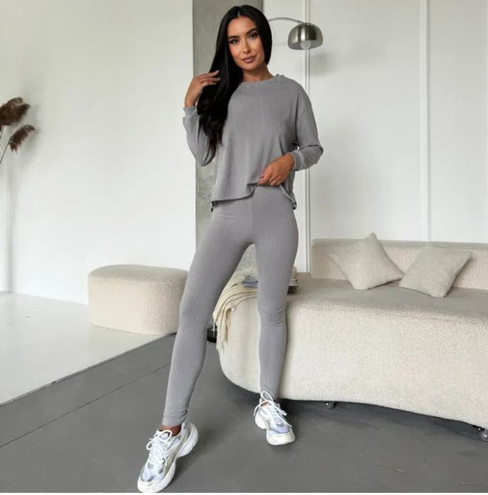 Продам кустюм в рубчик новый, хорошее качество