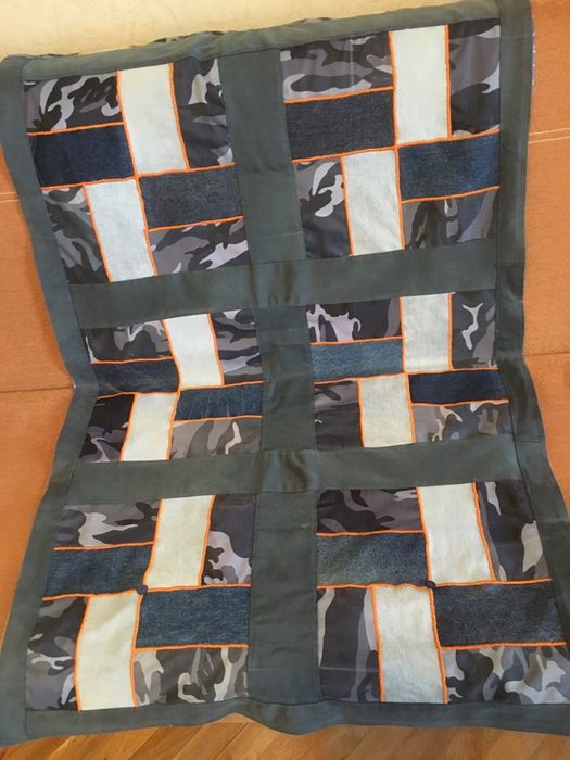 Mała narzuta jeansowa na rozkładany fotel lub mała sofe