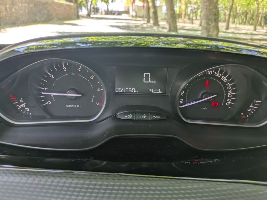 Peugeut 208 COMO NOVO