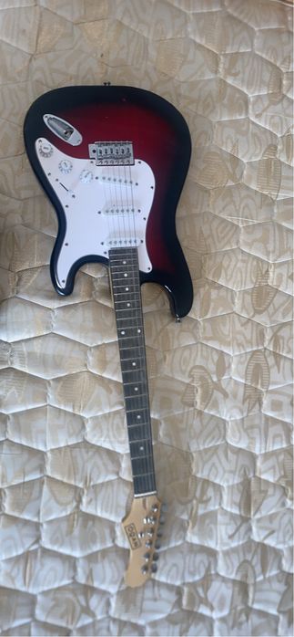 Guitarra OQAN em muito bom estado