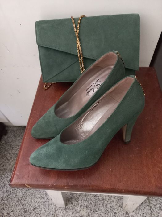Conjunto de sapatos e bolsa em camurça verde