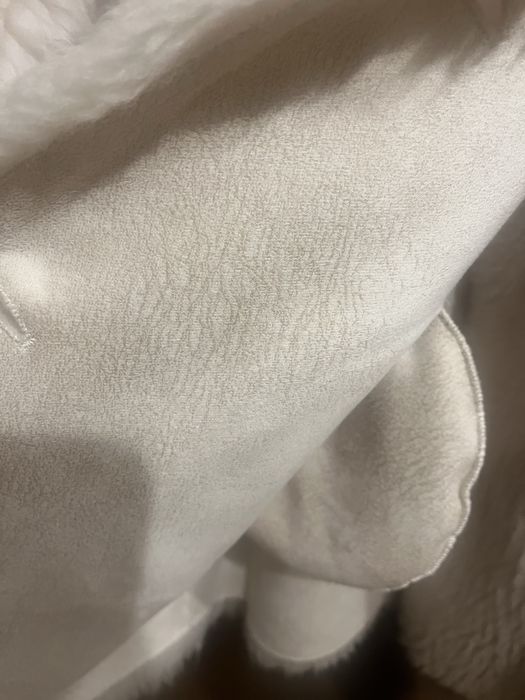 Білий полушубок з вовни