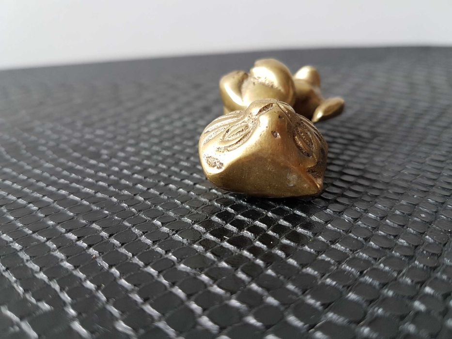 Vintage Mały antyczny mosiężny kot kotek waga 0,069kg