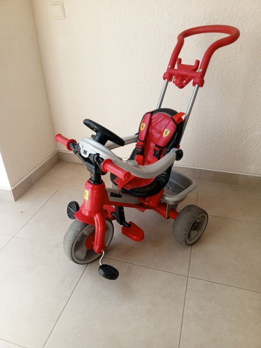 Дитячий велосипед Feber Ferrari.