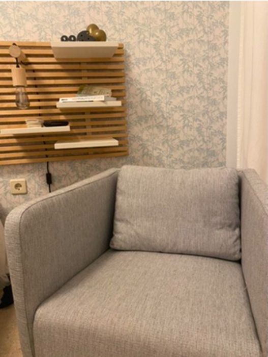 Cadeirão em tons de cinza