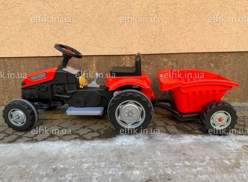 Трактор з причепом на акумуляторі