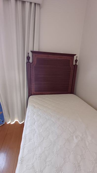 Cama individual, em madeira maciça em muito bom estado e colchão molaflex novo