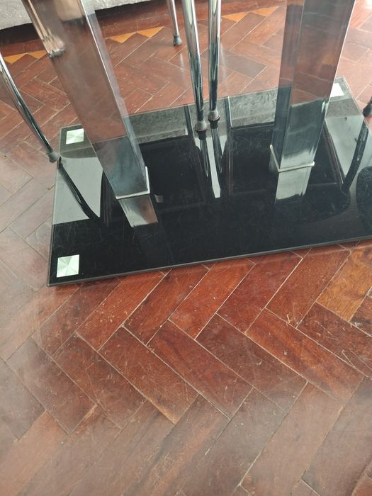 Mesa preta com 160m com por 90cm largar