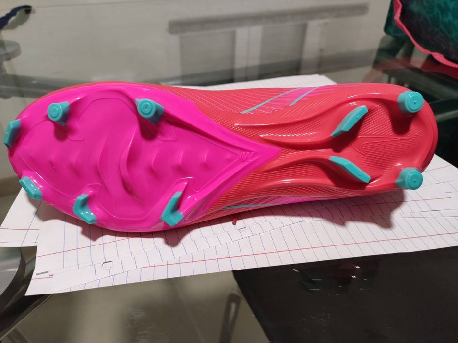 Chuteira Mercurial nova