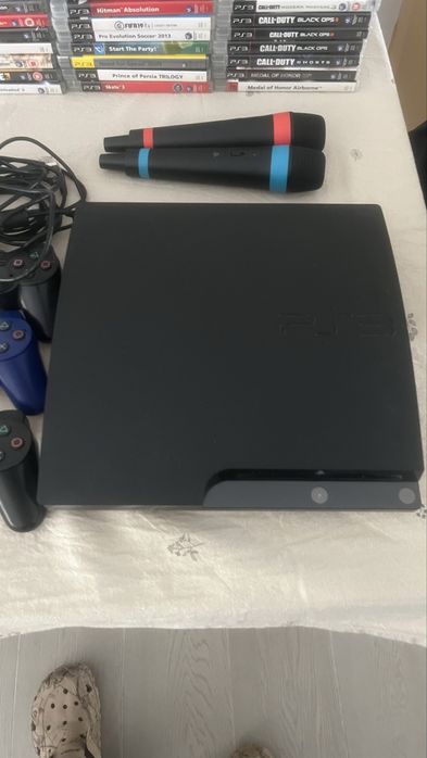 Ps3 com comandos, microfone e varios jogos