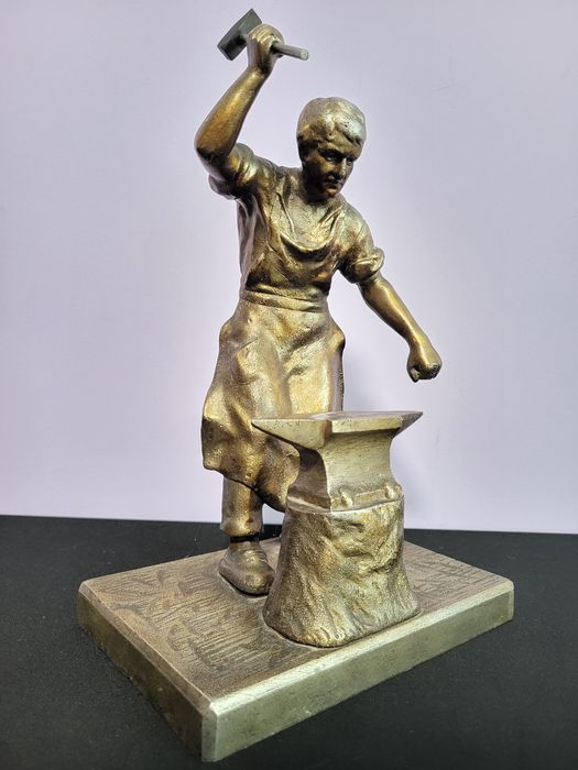 Ciężka duża metalowa figura kowala