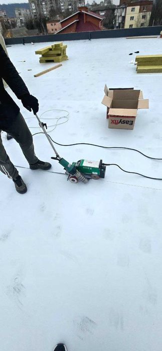 Монтаж ПВХ / ТПО мембрани Плоский дах Плоска мембранна покрівля