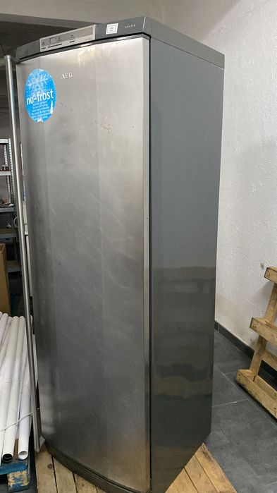 Arca vertical de gavetas AEG com 7 gavetas NO FROST