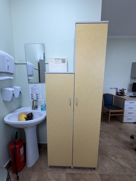 Меблі офісні з полицями.