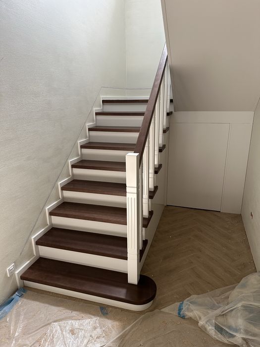 Виготовлення деревʼяних сходів з бука, ясеня, і дуба.