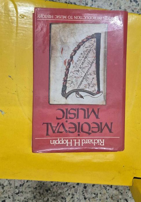Livro em inglês Medieval Music de Ritchard Hoppin