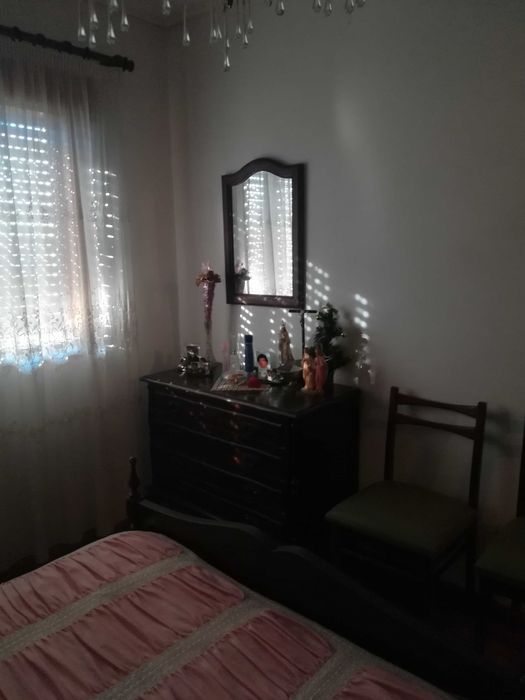 Mobília toda - Madeira maciça - Bom estado