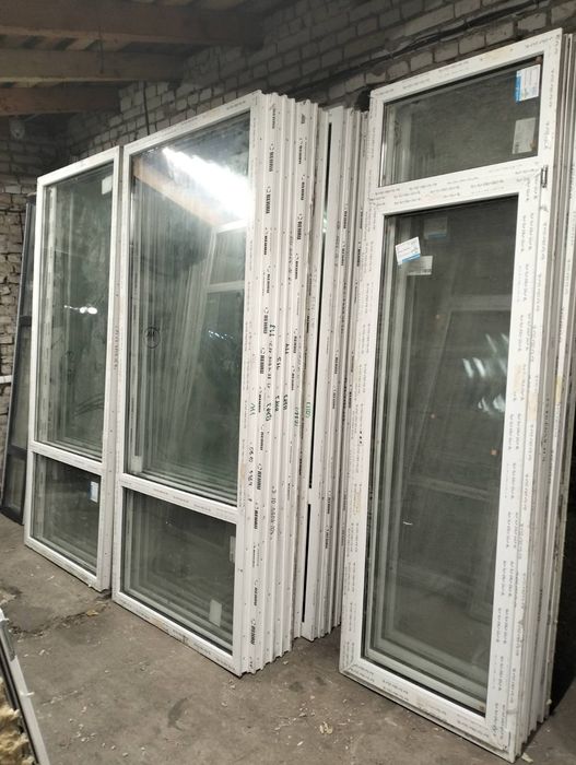 Окна панорамные глухие разных размеров.