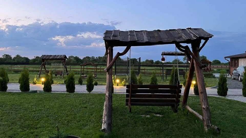 Котеджі, садиба навпроти термальних вод і аквапарку Косино