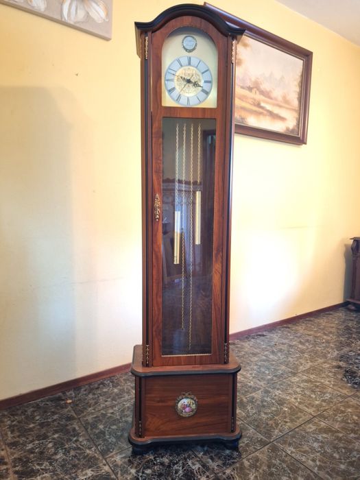 Relógio alto com pendulos