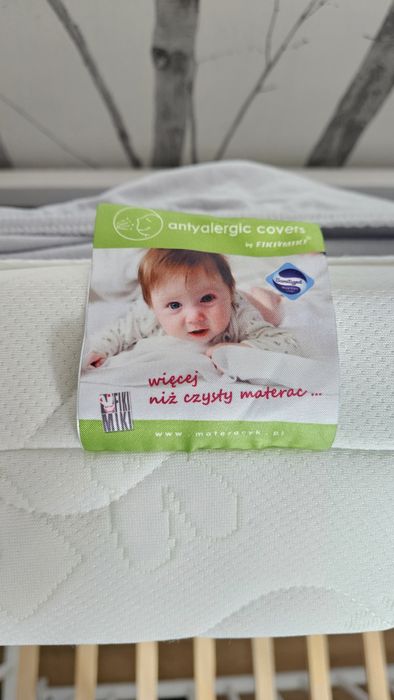Łóżeczko dziecięce z opuszczanym bokiem + materac
