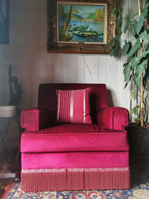 Conjunto de três sofás bordeaux, mais oferta de sanefa e almofadas.