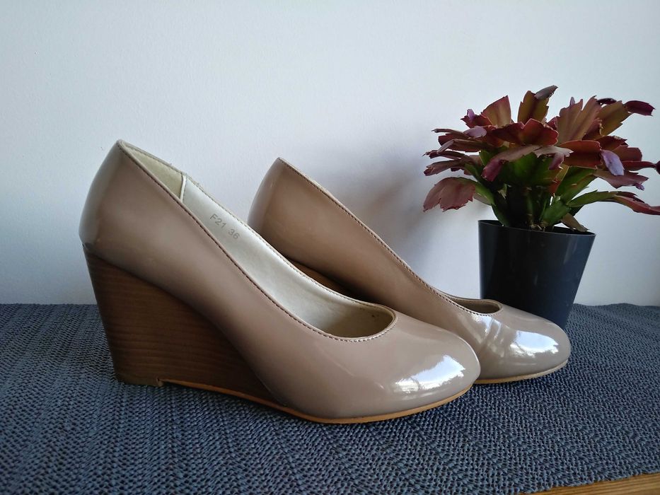 Buty na koturnie