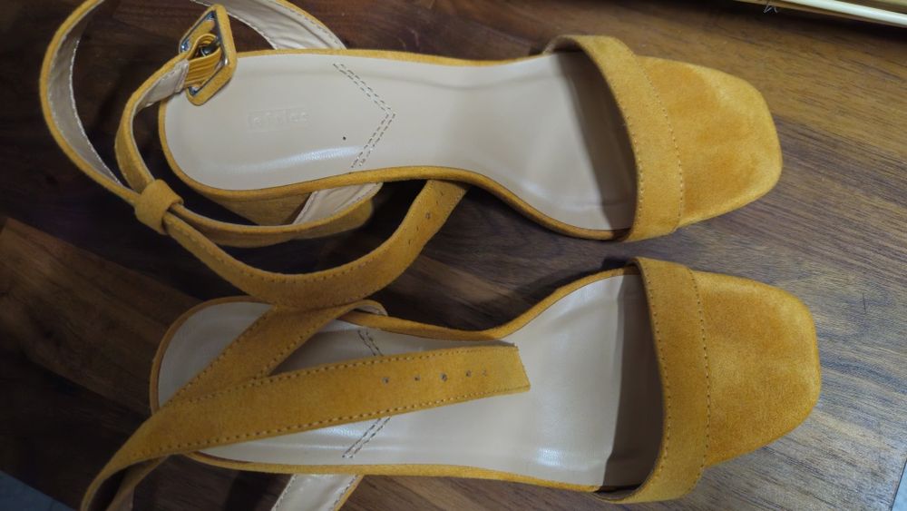 Sandálias amarelas