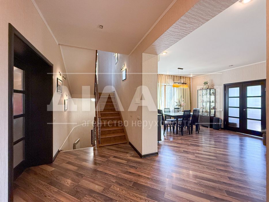 Гарний будинок на Правому 350 м2 , 16 сот